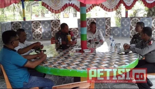 Dandim 0310SSD, terlibat  dialog serius dengan walinagari Kunpar, di Arena Wahana Telabang Sakti Kunpar 